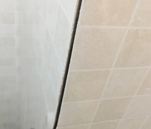 咸宁瓷砖空鼓维修公司分享阳台瓷砖脱落的修复过程可以分为以下几个步骤