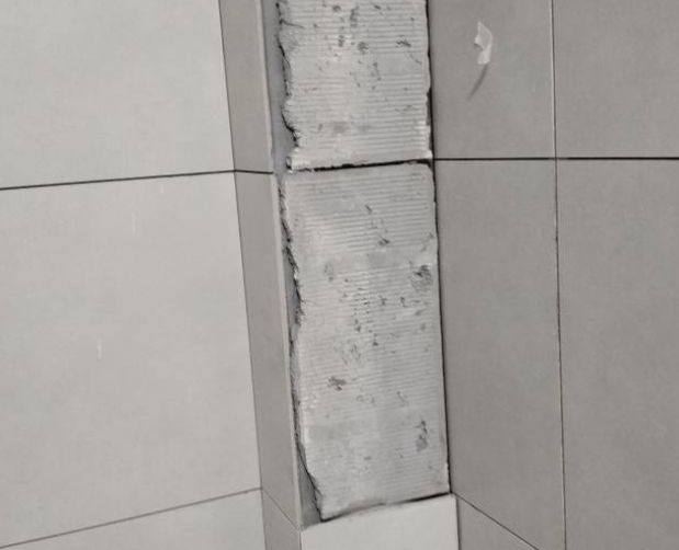咸宁瓷砖空鼓维修公司分享下瓷砖施工前基层浇水润湿程度不足，可能导致以下问题