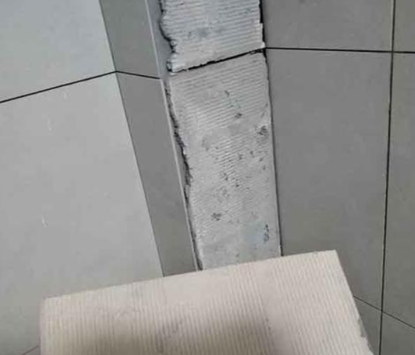 咸宁瓷砖空鼓维修公司分享下厨房瓷砖脱落的补救措施。